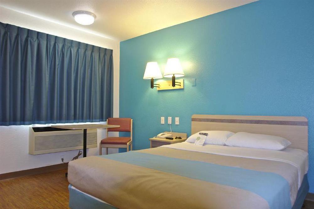 Rodeway Inn Tillmans Corner Habitación foto