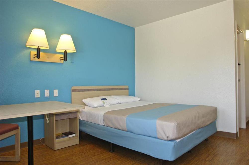 Rodeway Inn Tillmans Corner Habitación foto