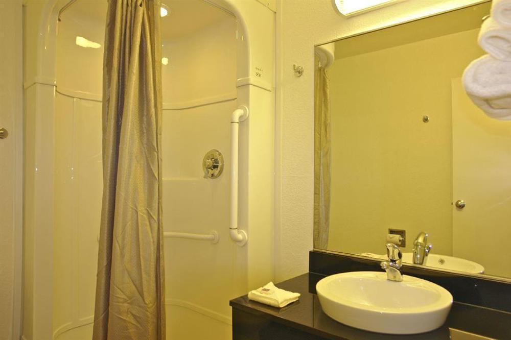 Rodeway Inn Tillmans Corner Habitación foto